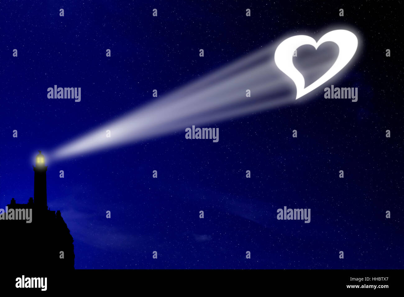 L'amore progetti faro un segnale cardiaco nella notte profondo cielo blu, un segno per tutti gli amanti di celebrare la loro sensazione Foto Stock