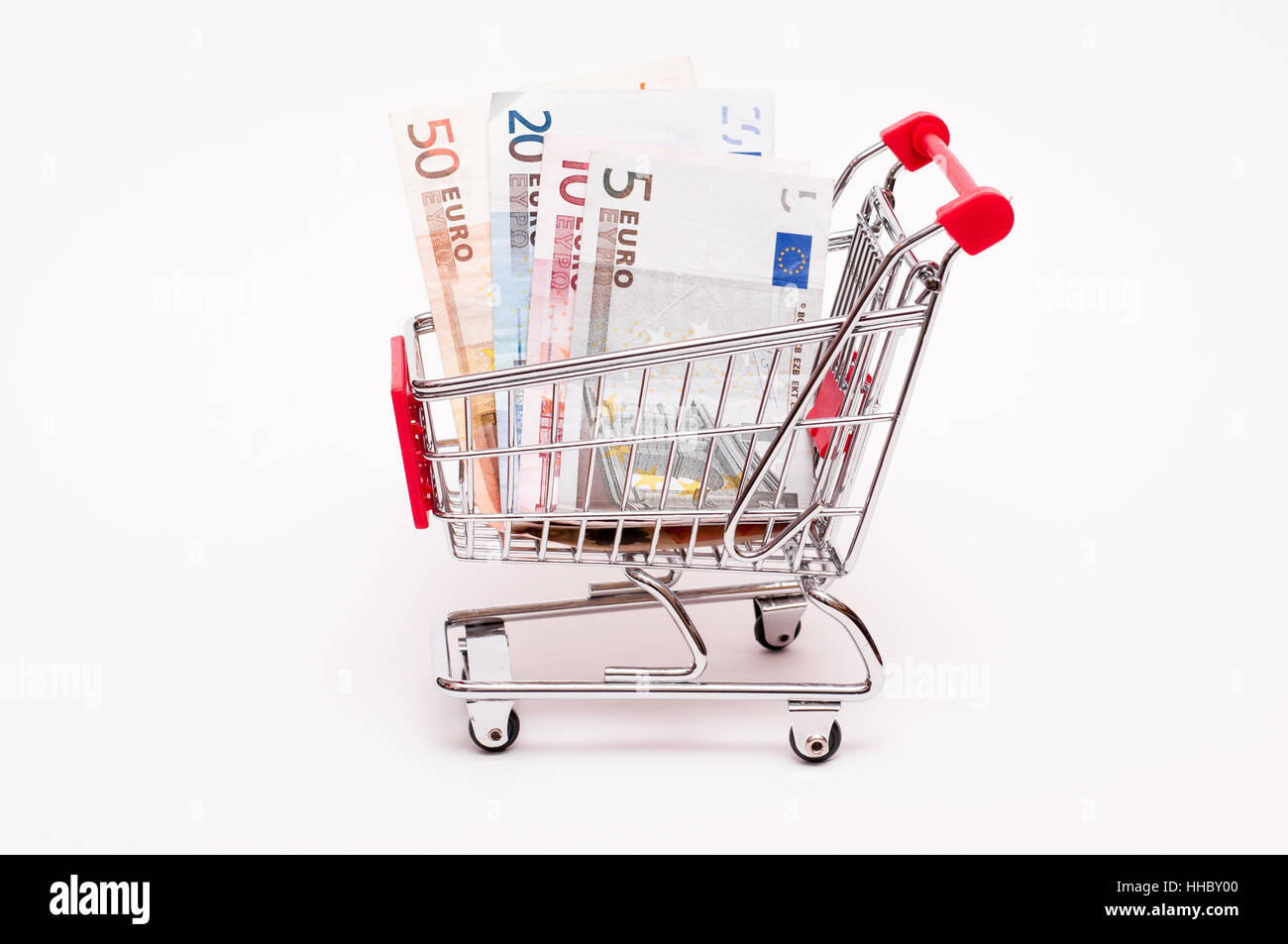 Le fatture in euro in un carrello della spesa Foto Stock