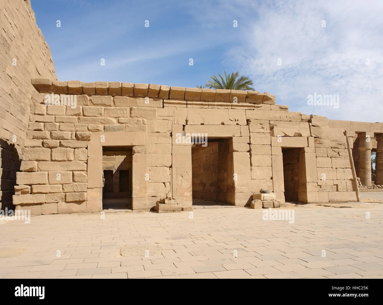 Sunny illuminato scenario architettonico nel distretto di Amon-ra in Egitto (Africa) Foto Stock