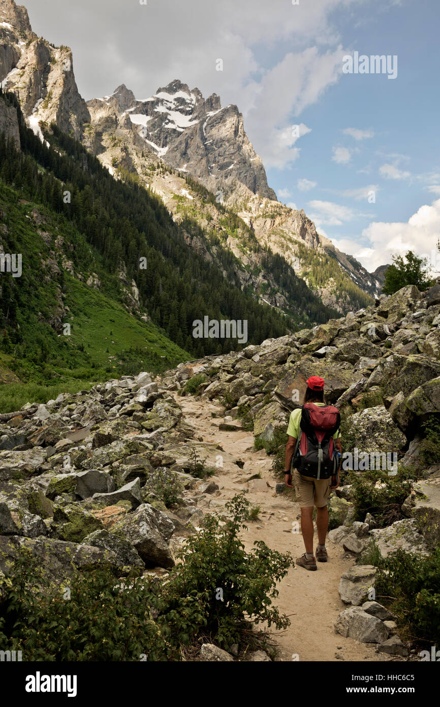 WYOMING - escursionista sentiero ascendente fino Cascade Canyon nel Parco Nazionale di Grand Teton. Foto Stock
