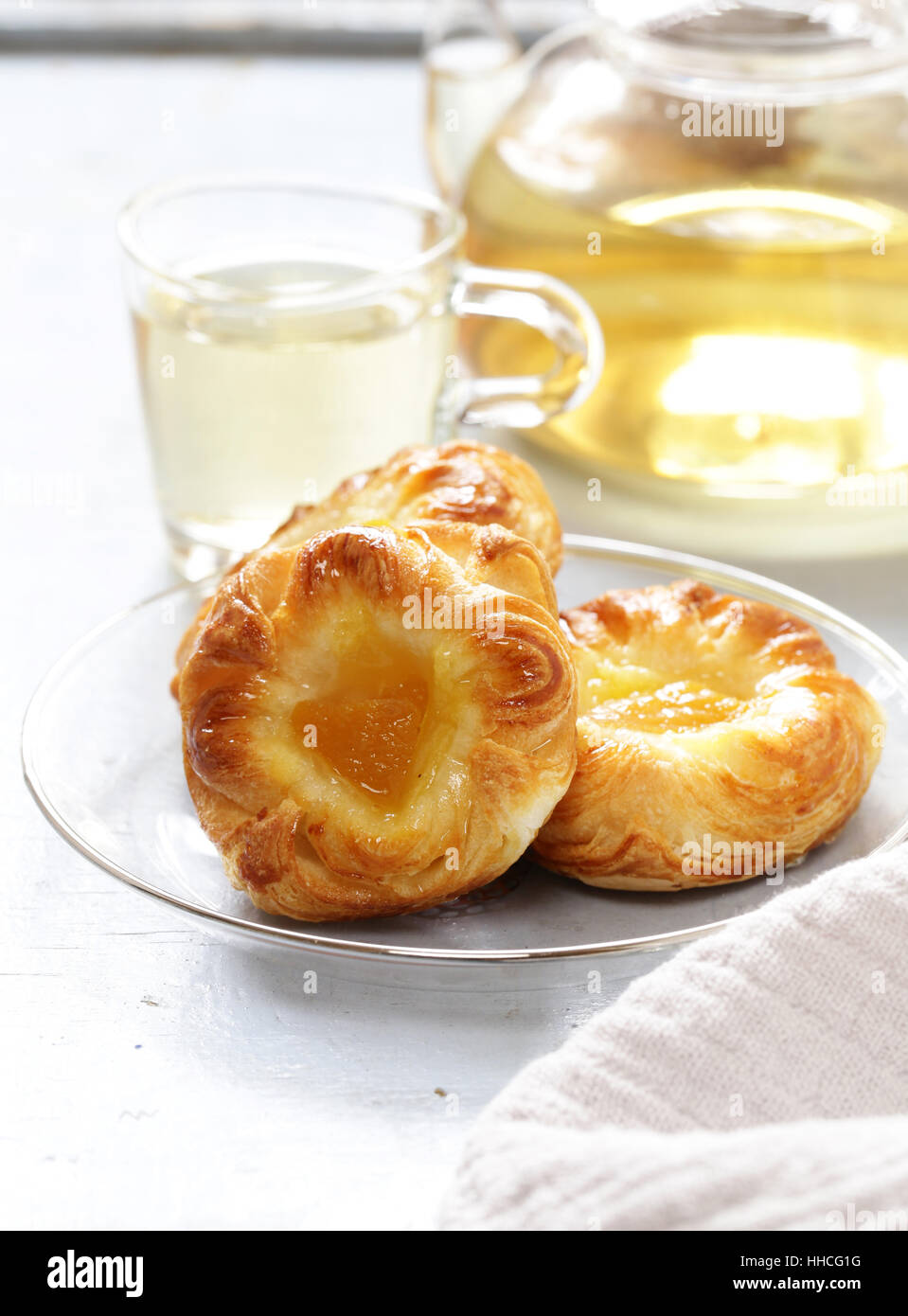 Focaccine fatte in casa con frutta a colazione Foto Stock
