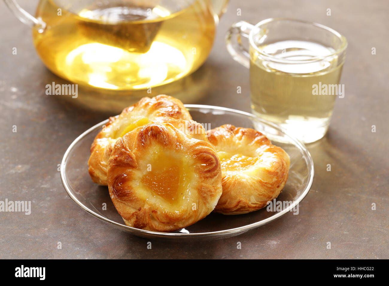 Focaccine fatte in casa con frutta a colazione Foto Stock