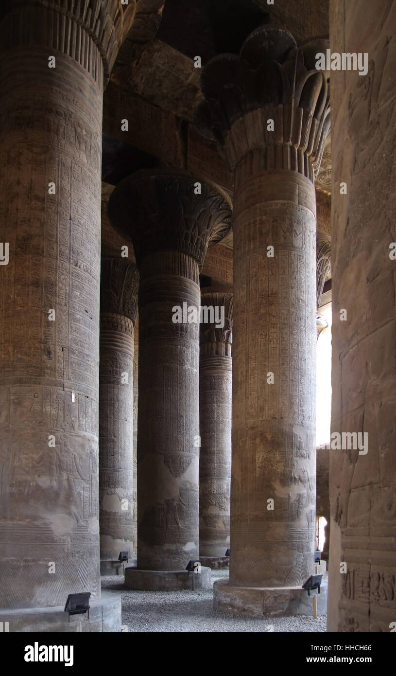 Paesaggio antico che mostra enorme imponenti colonne del tempio Chnum in Egitto Foto Stock