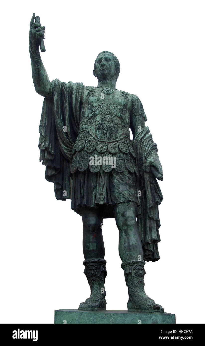 Tutto il corpo colpo di colore verde la statua in bronzo di Cesare di Roma isolato su bianco Foto Stock