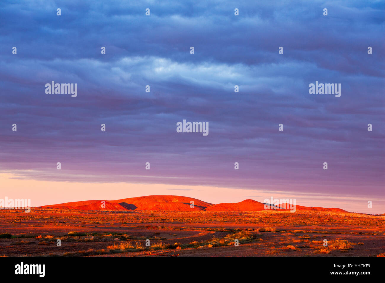 Nel tardo pomeriggio sun hits piccolo affioramento di colline vicino a Georges Creek, sulla pista Oodnadata, Sud Australia. Foto Stock