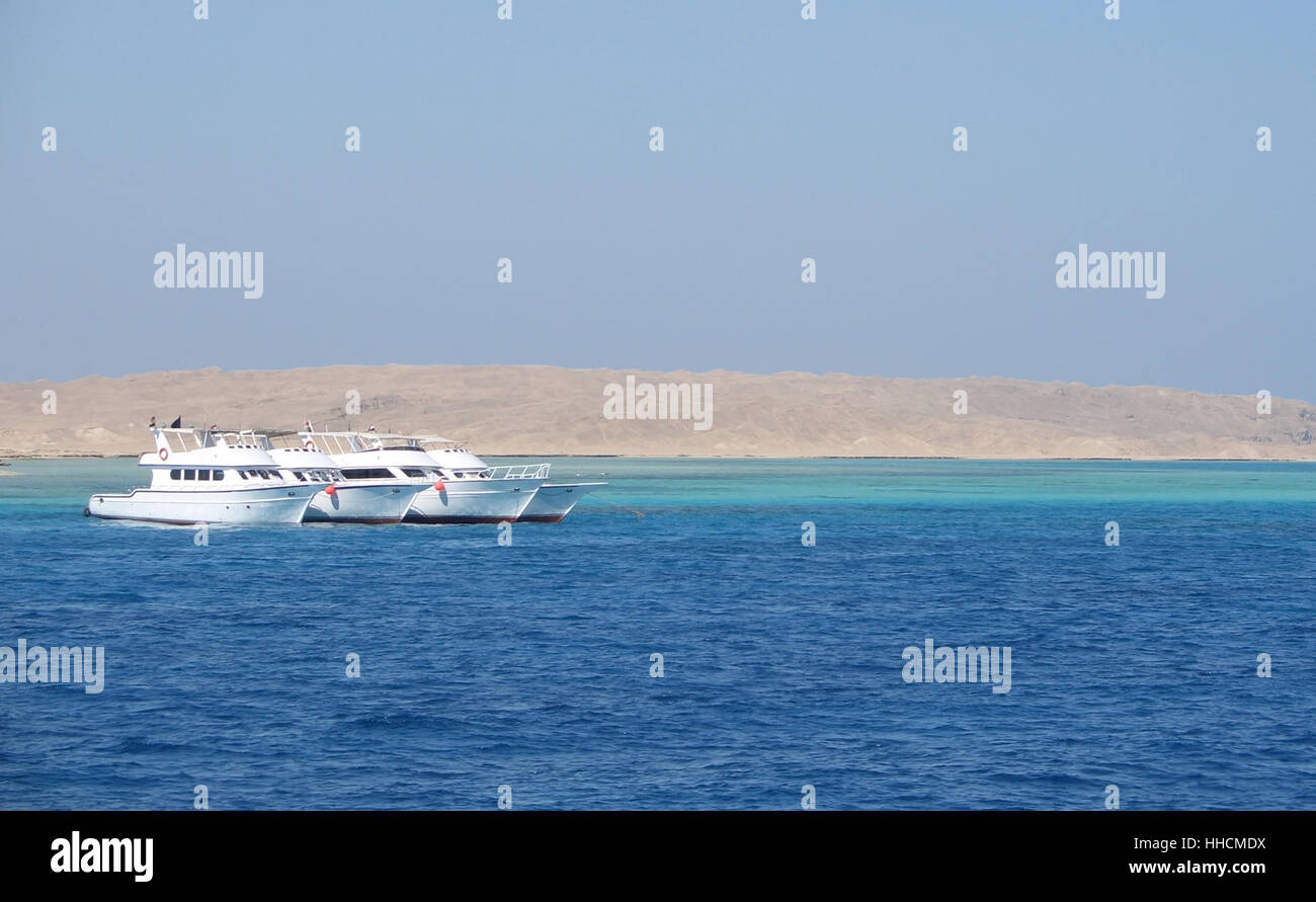 Sunny paesaggi costieri che mostra alcune barche sul Mar Rosso in Egitto Foto Stock