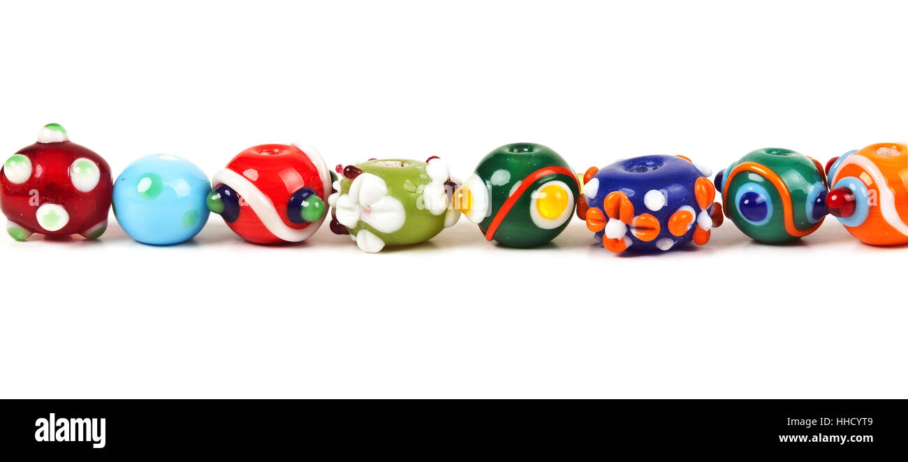 Colorate perline di vetro lato isolato su sfondo bianco Foto Stock