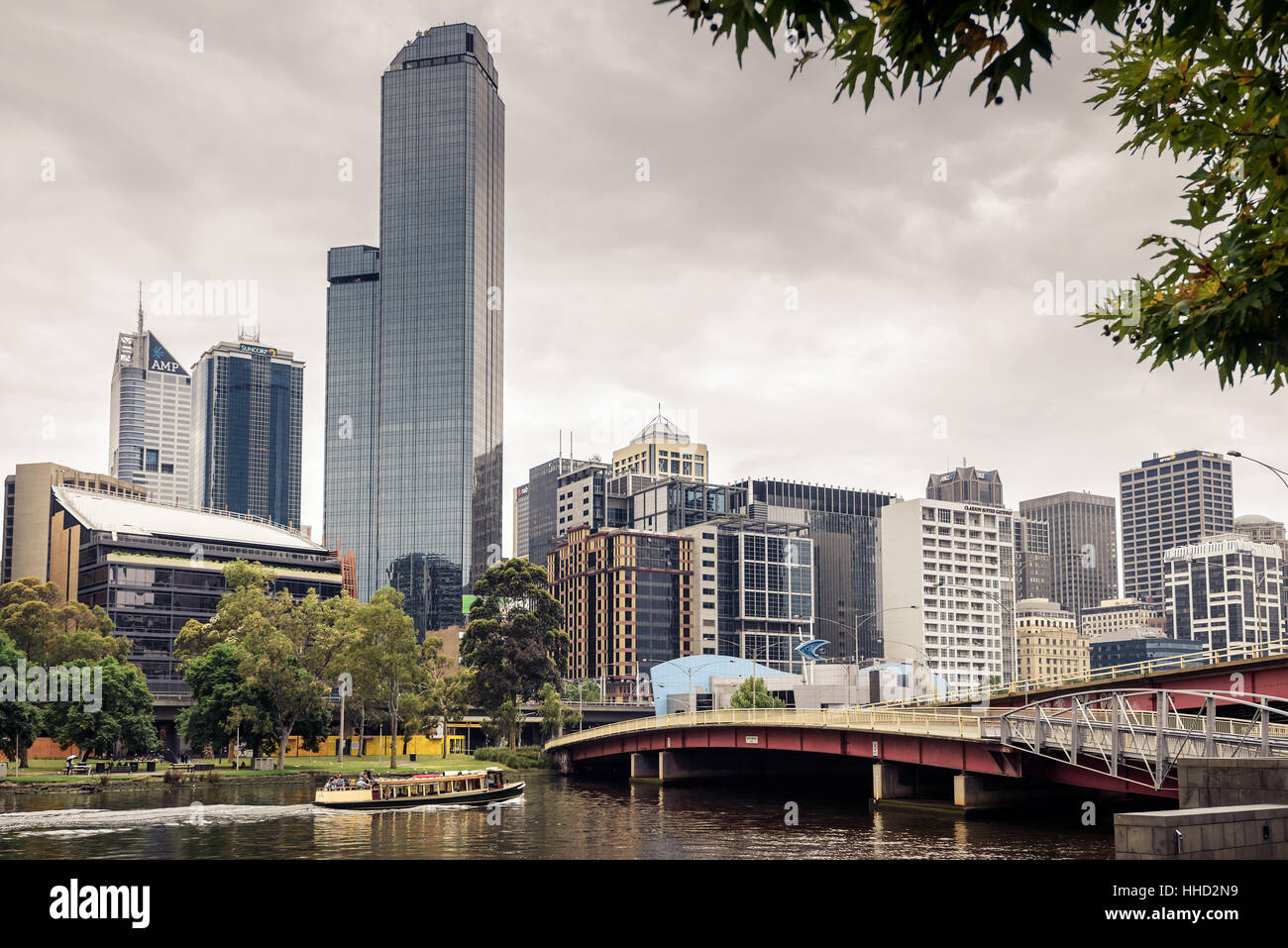 Melbourne, Australia - 27 dicembre 2016: città di Melbourne Business District vista lungo il fiume Yarra Foto Stock