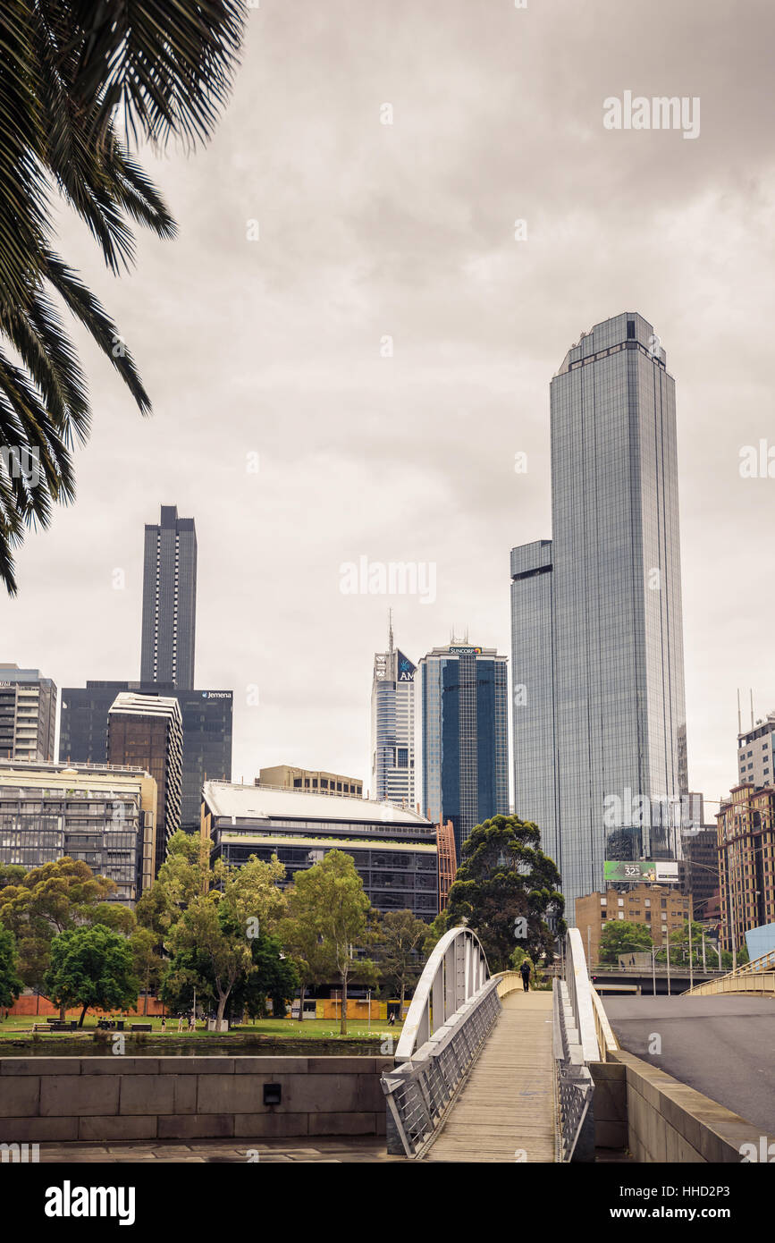 Melbourne, Australia - 27 dicembre 2016: città di Melbourne Business District vista lungo il fiume Yarra bridge Foto Stock