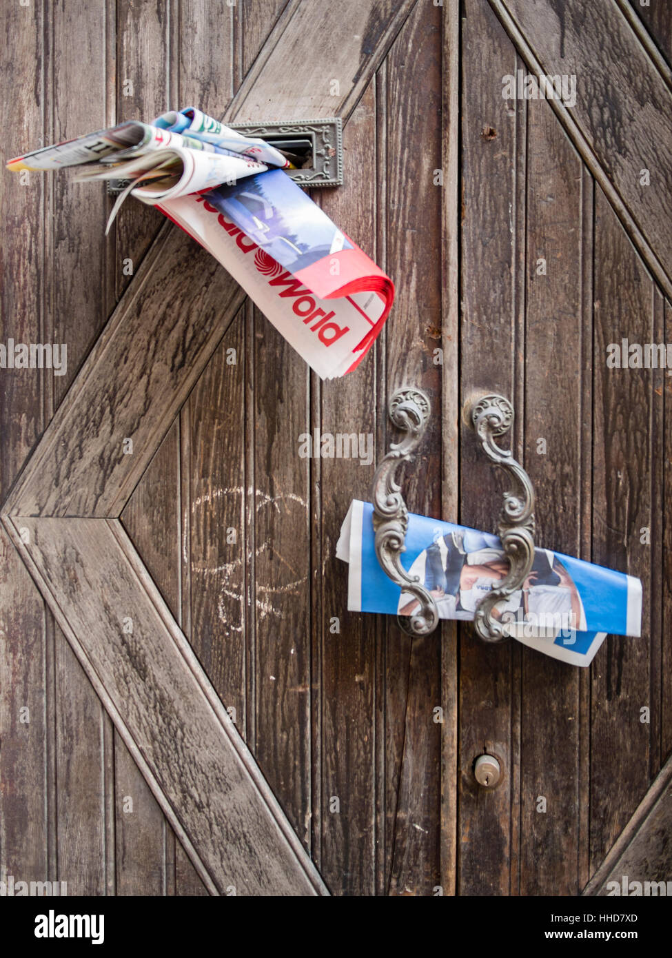 La posta indesiderata nella maniglia della porta o postero scatole in Italia. Foto Stock