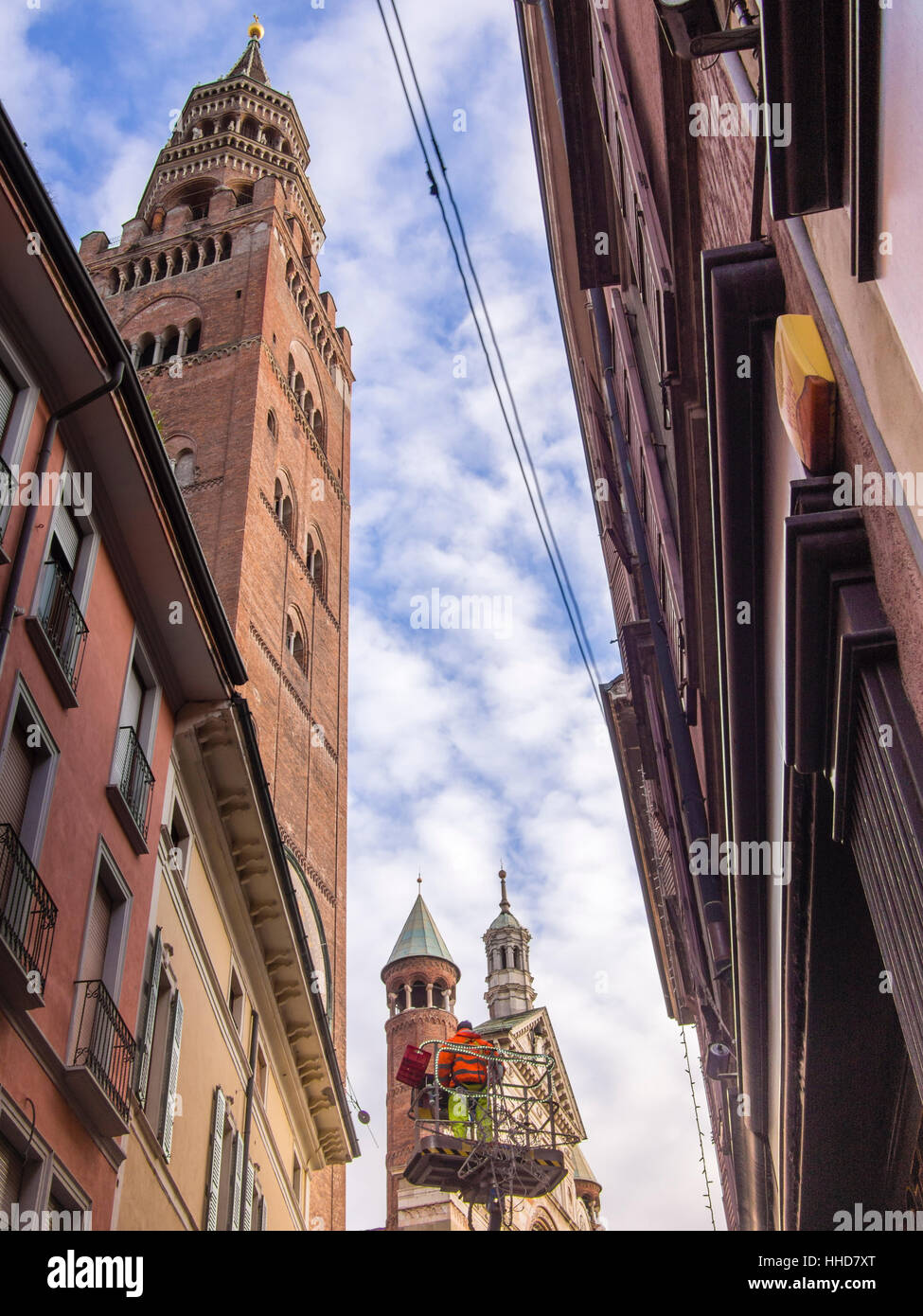 Uomo al lavoro su una piattaforma aerea in un vecchio centro della città Foto Stock