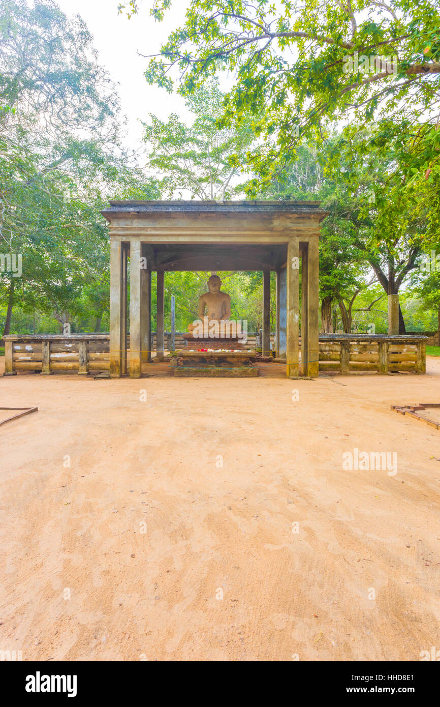 La sporcizia sul sentiero che conduce alla sacra Samadhi statua del Buddha in Campidoglio antico di Anuradhapura in Sri Lanka. In verticale Foto Stock