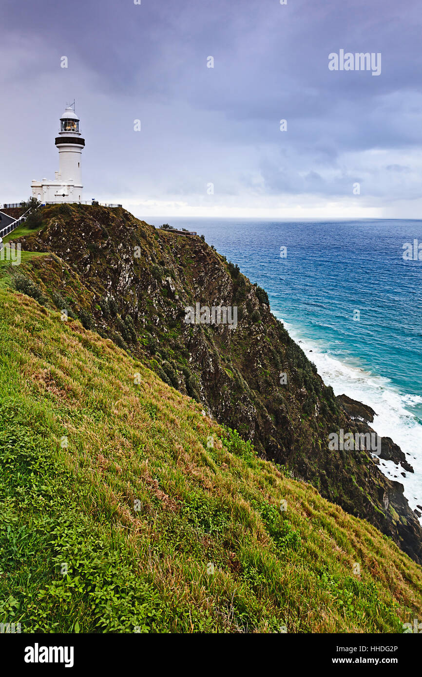 Famoso australiano Byron Bay lighthouse in corrispondenza del bordo di alta scogliera del Continente Cina continentale contro il mare aperto in un giorno nuvoloso. Foto Stock