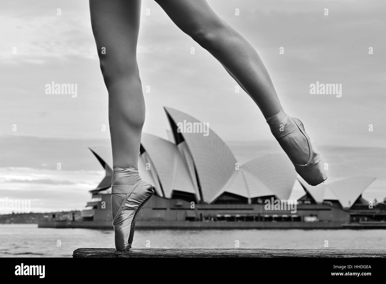 Danza classica posizione della ballerina ballerina in punto scarpe su barre in esterni al Circular Quay di Sydney. Foto Stock