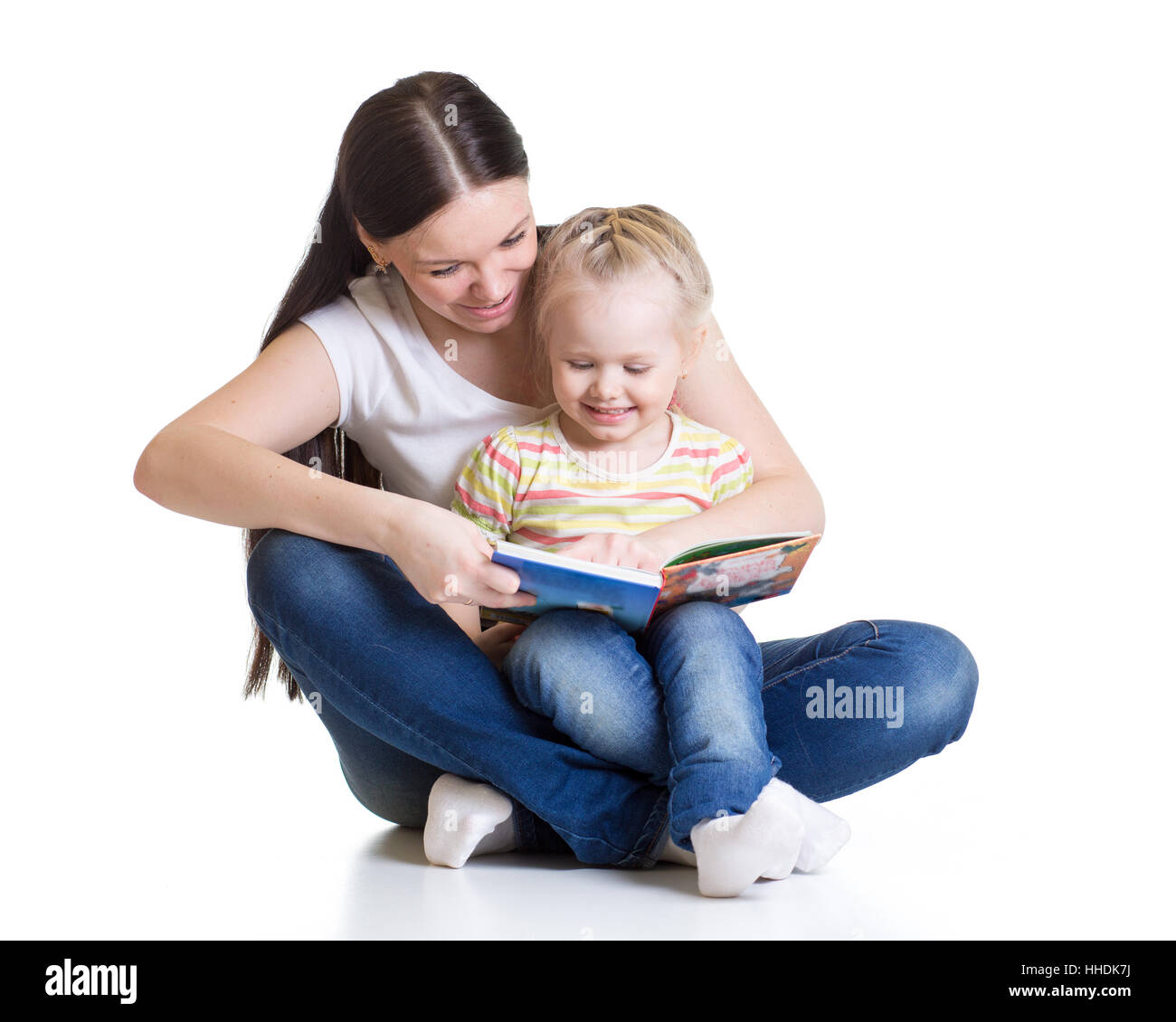 Bella donna e per suo figlio la figlia di leggere una storia su sfondo bianco Foto Stock