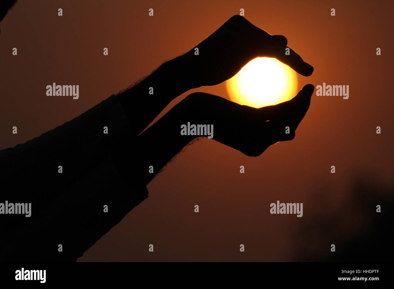 Umano può fare ogni cosa.come Sun può anche venire nelle vostre mani Foto Stock