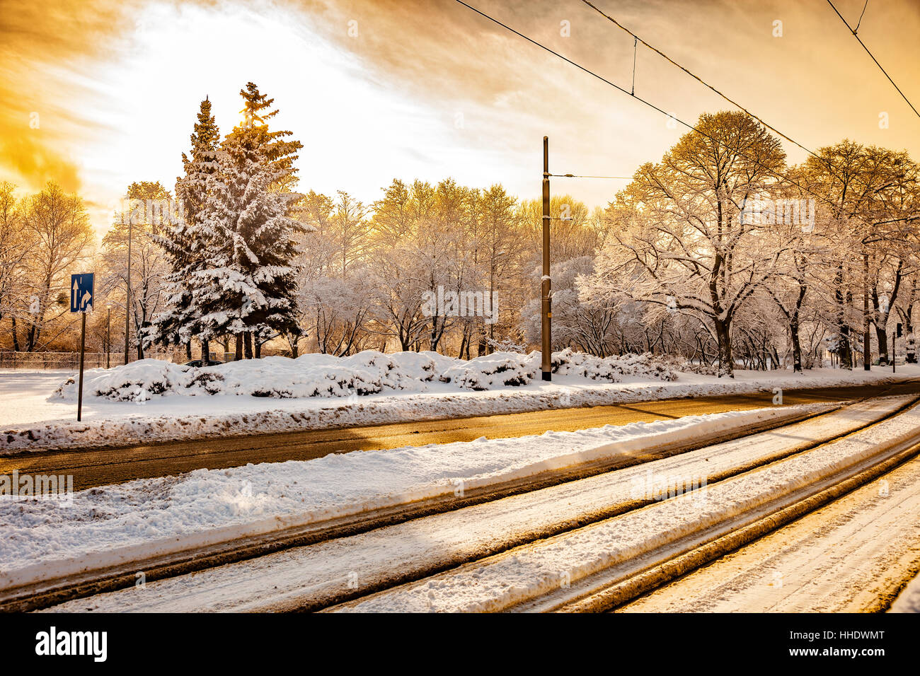 Strade coperte da neve sulla scena urbana. Foto Stock