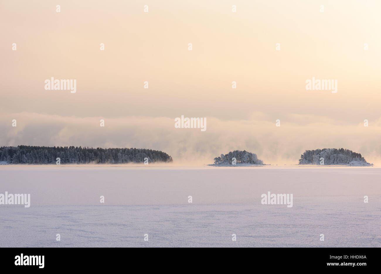 Blustery tempesta di neve è venuta dal mare alla Baia di congelati Foto Stock