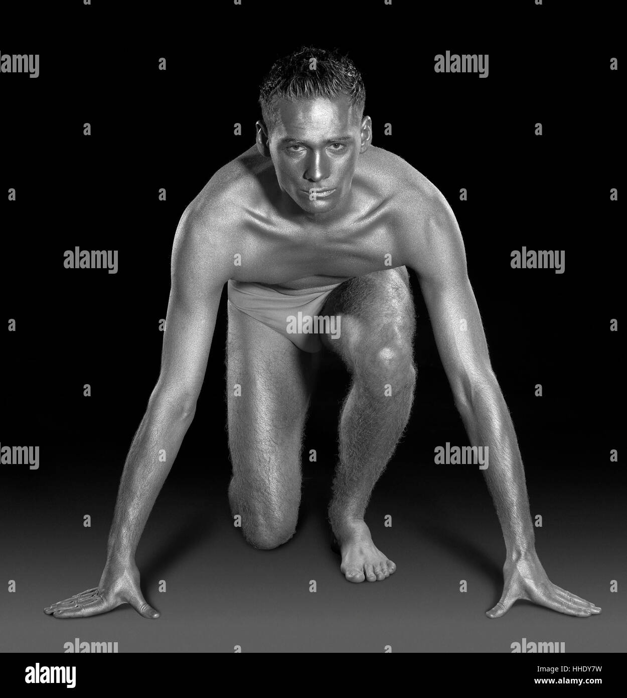 Studio fotografico di un argento bodypainted giovane uomo pronto per essere eseguito Foto Stock