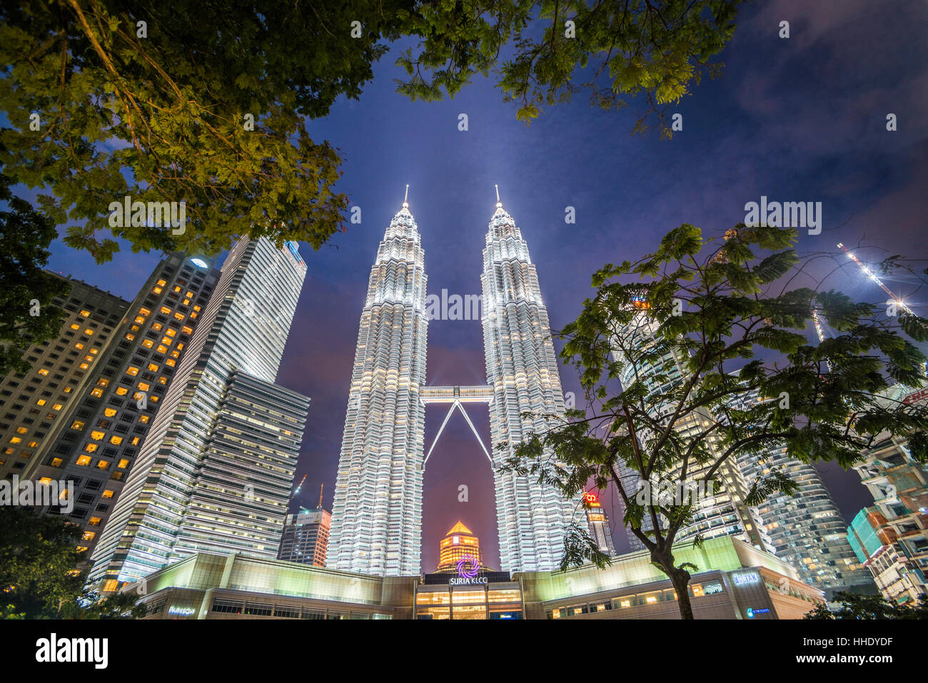 Petronas Twin Towers di notte, Kuala Lumpur, Malesia Foto Stock