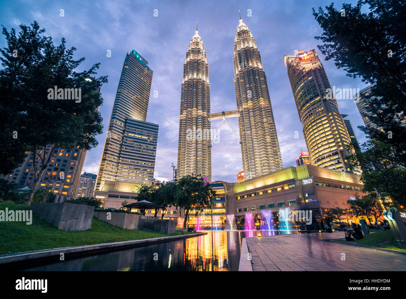 Petronas Twin Towers di notte, Kuala Lumpur, Malesia Foto Stock