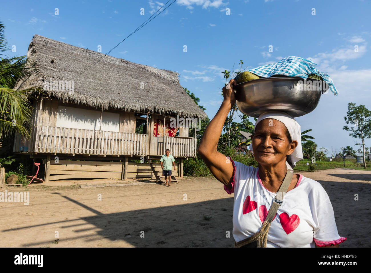 Donna che trasportano derrate alimentari in ciotola, San Miguel Cano, Superiore Amazzonia, Loreto, Perù Foto Stock