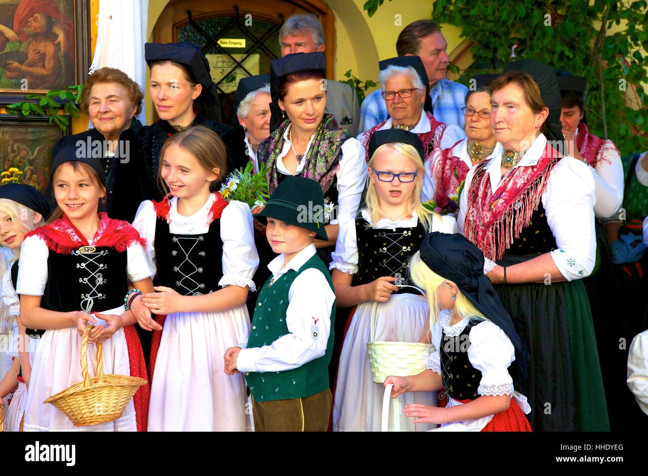 I partecipanti in occasione della festa del Corpus Christi Celebrazioni in loro vestiti tradizionali, St. Wolfgang, lago Wolfgangsee, Austria Foto Stock