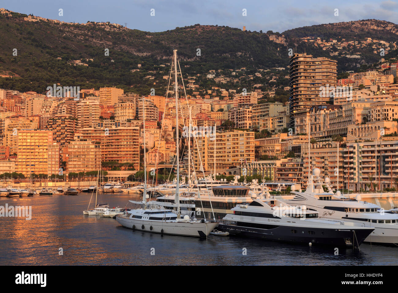 Yachts nel glamour del porto di Monaco (Porto Ercole) all'alba, dal mare e Monte Carlo, Monaco, Mediterranea Foto Stock
