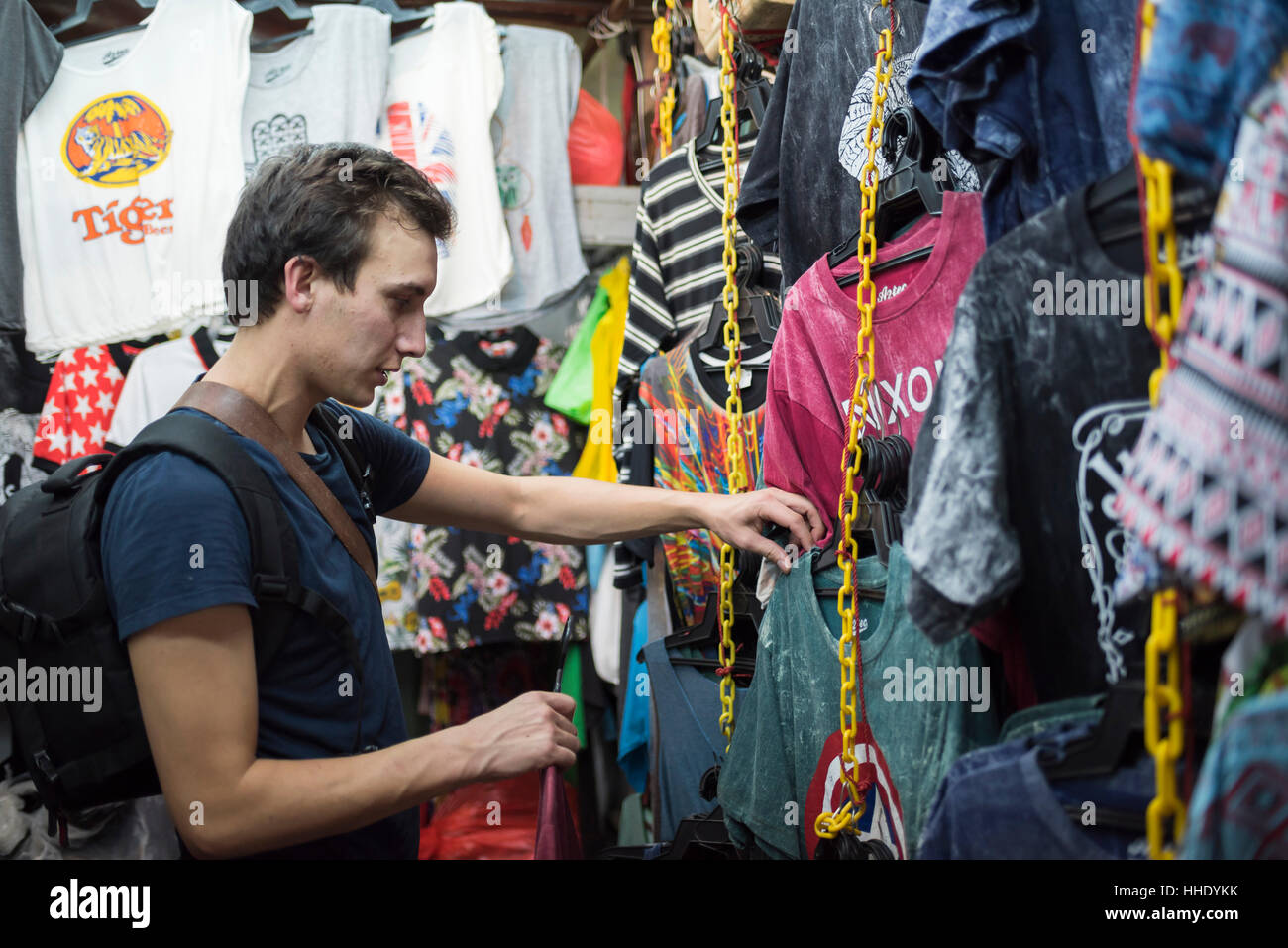 Tourist shopping nella Chinatown di notte, Kuala Lumpur, Malesia Foto Stock