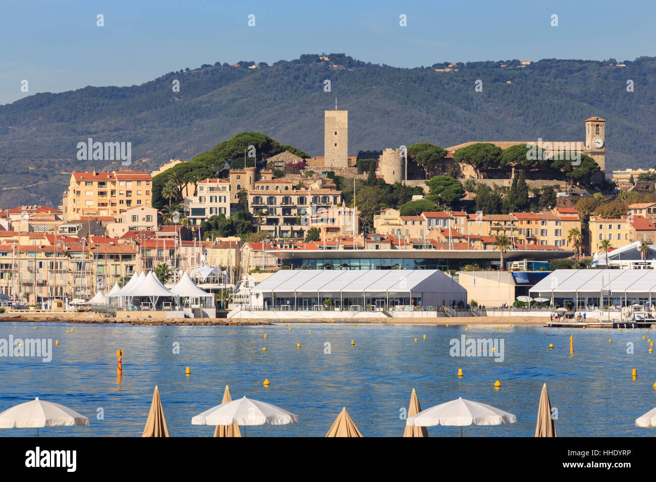 Le Suquet, da La Croisette, Cannes, Cote d'Azur, Riviera Francese, Alpes Maritimes, Provenza, Francia, Mediterranea Foto Stock