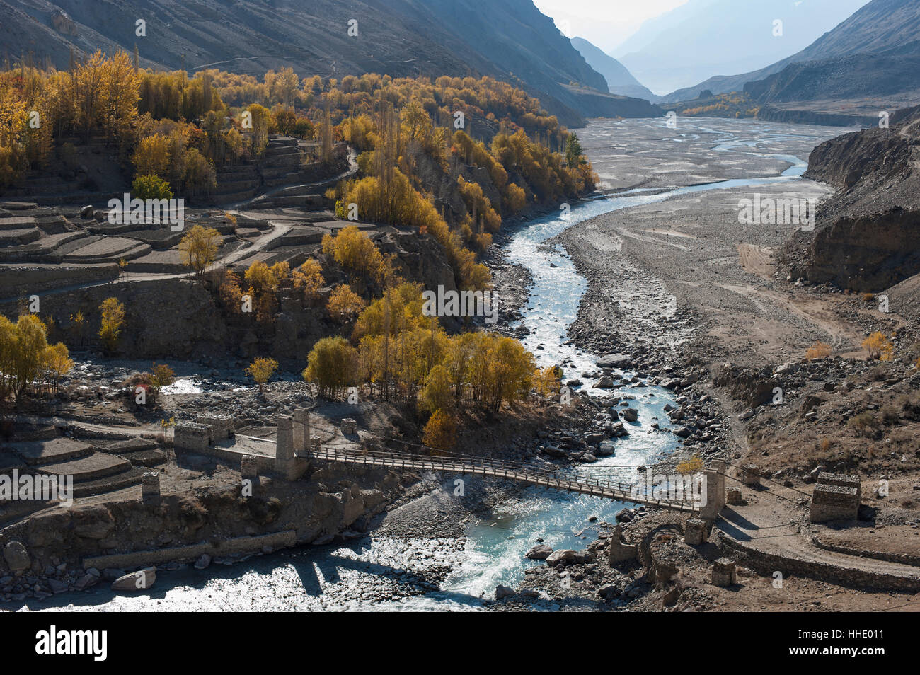 Hushe villaggio accanto a un serpeggiante fiume, Gilgit-Baltistan, il nord del Pakistan Foto Stock