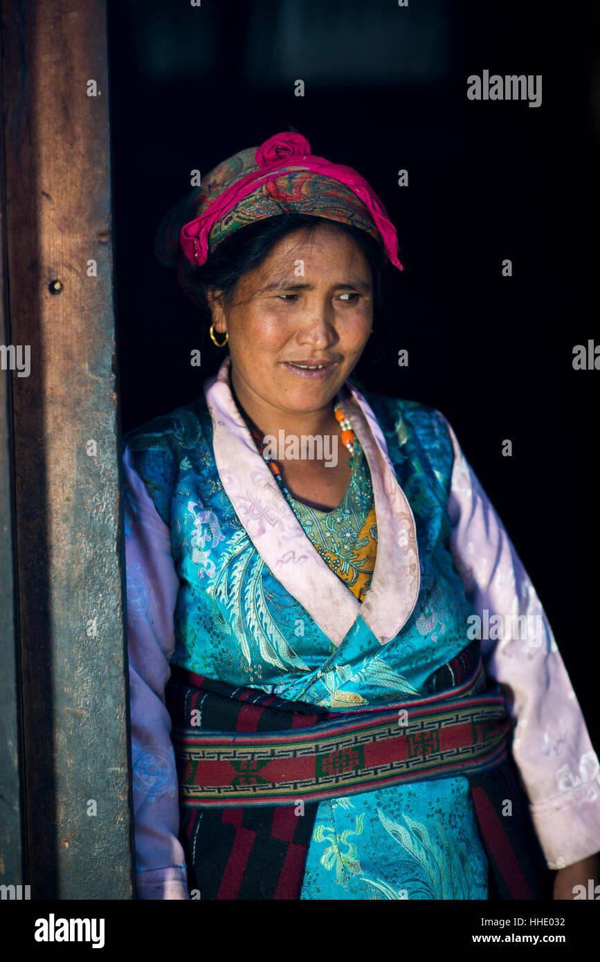 Una donna nepalese da un piccolo villaggio chiamato Briddim nel Tamang Heritage regione vicino al Langtang, Nepal Foto Stock