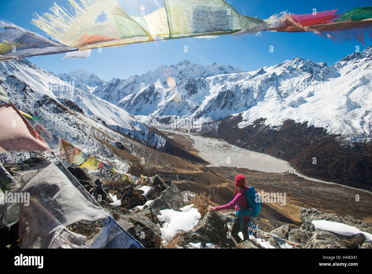 Una donna del trekking nella valle di Langtang in Nepal sorge sulla sommità di Kyanjin Ri, Langtang Regione, Nepal Foto Stock