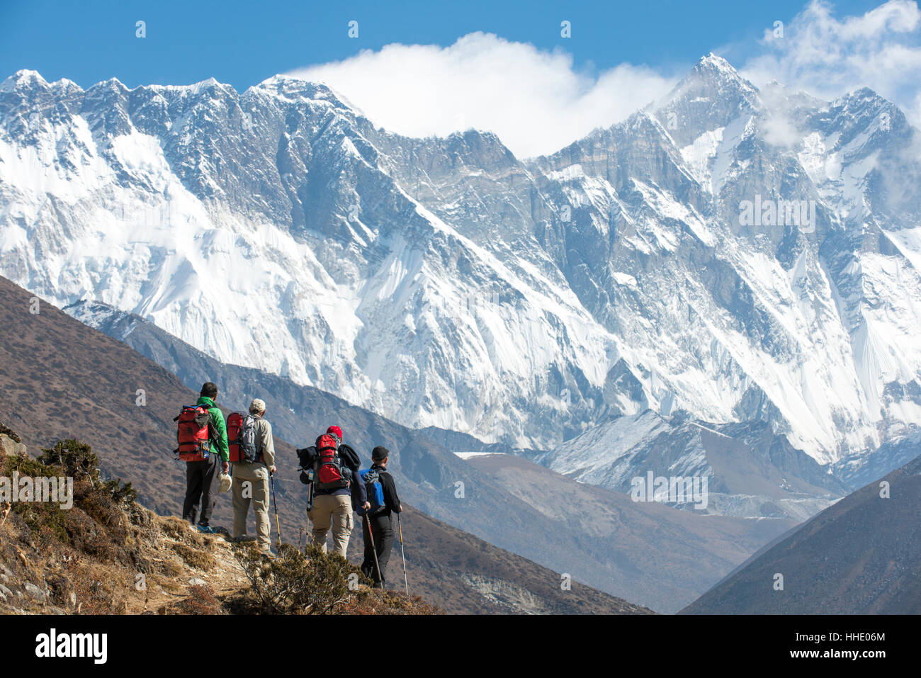 Il trekking guardare fino a Everest, il picco distanti sulla sinistra, con sul Nuptse e Lhotse, Regione di Khumbu, in Nepal Foto Stock