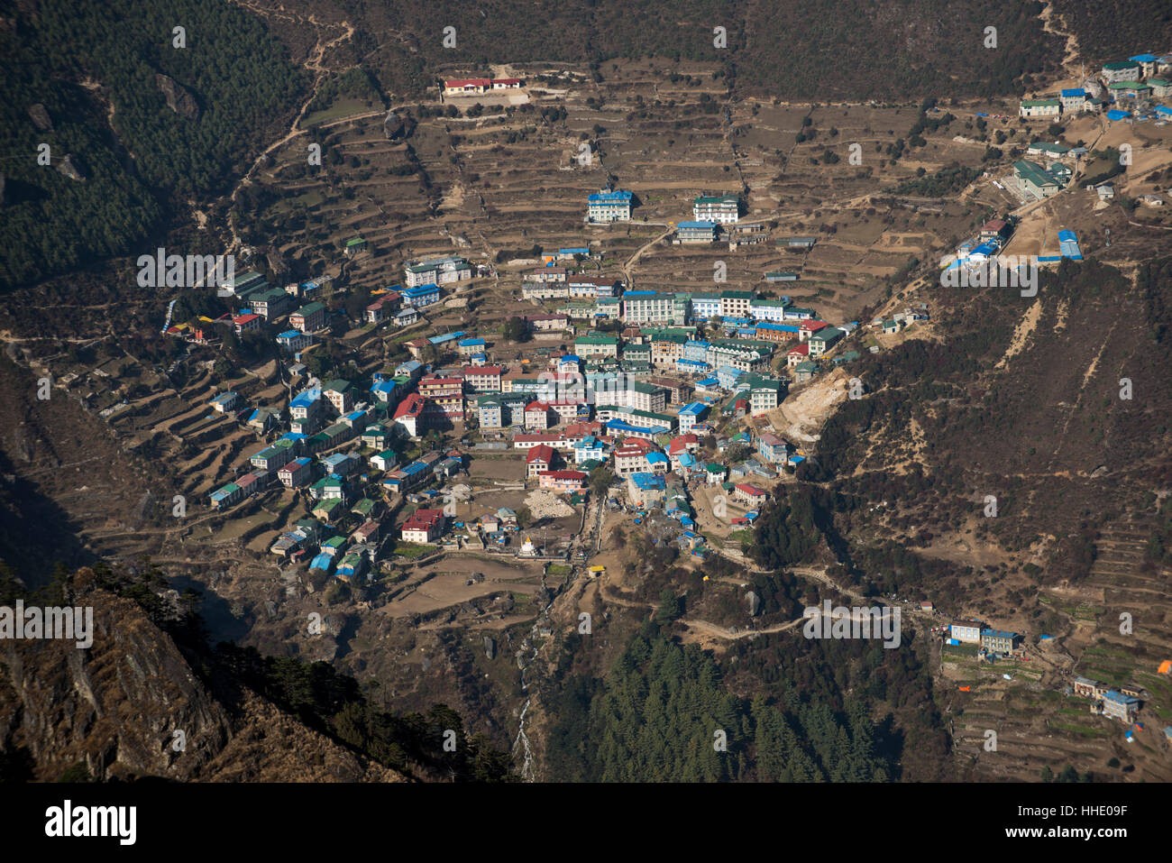 Una vista da Kongde guardando verso il basso sulla Namche, il più grande villaggio in Khumbu, regione dell Everest, Nepal Foto Stock