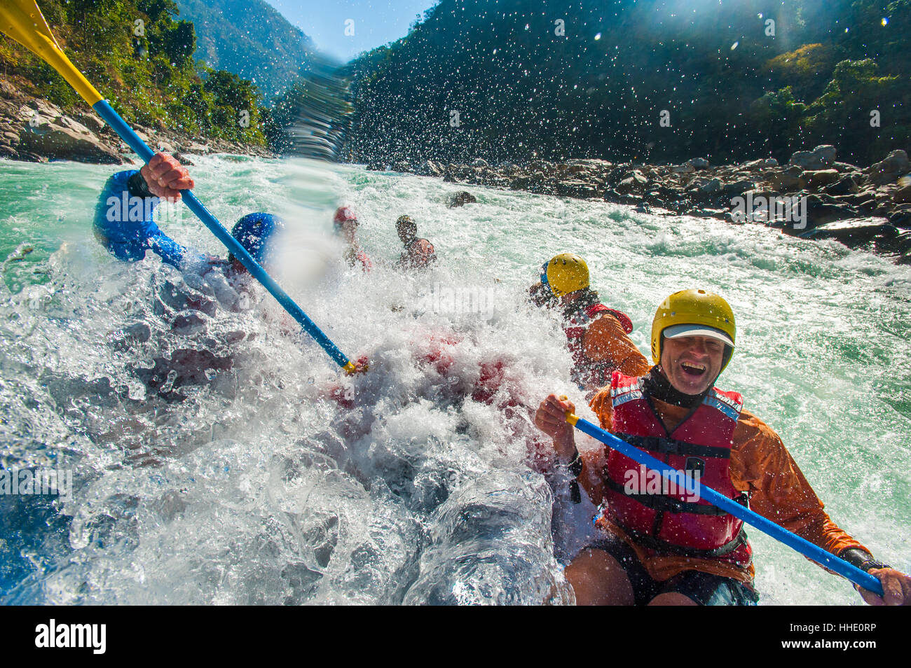 Rafters ottenere schizzato come essi passare attraverso alcuni big rapids sul fiume Karnali, west Nepal Foto Stock