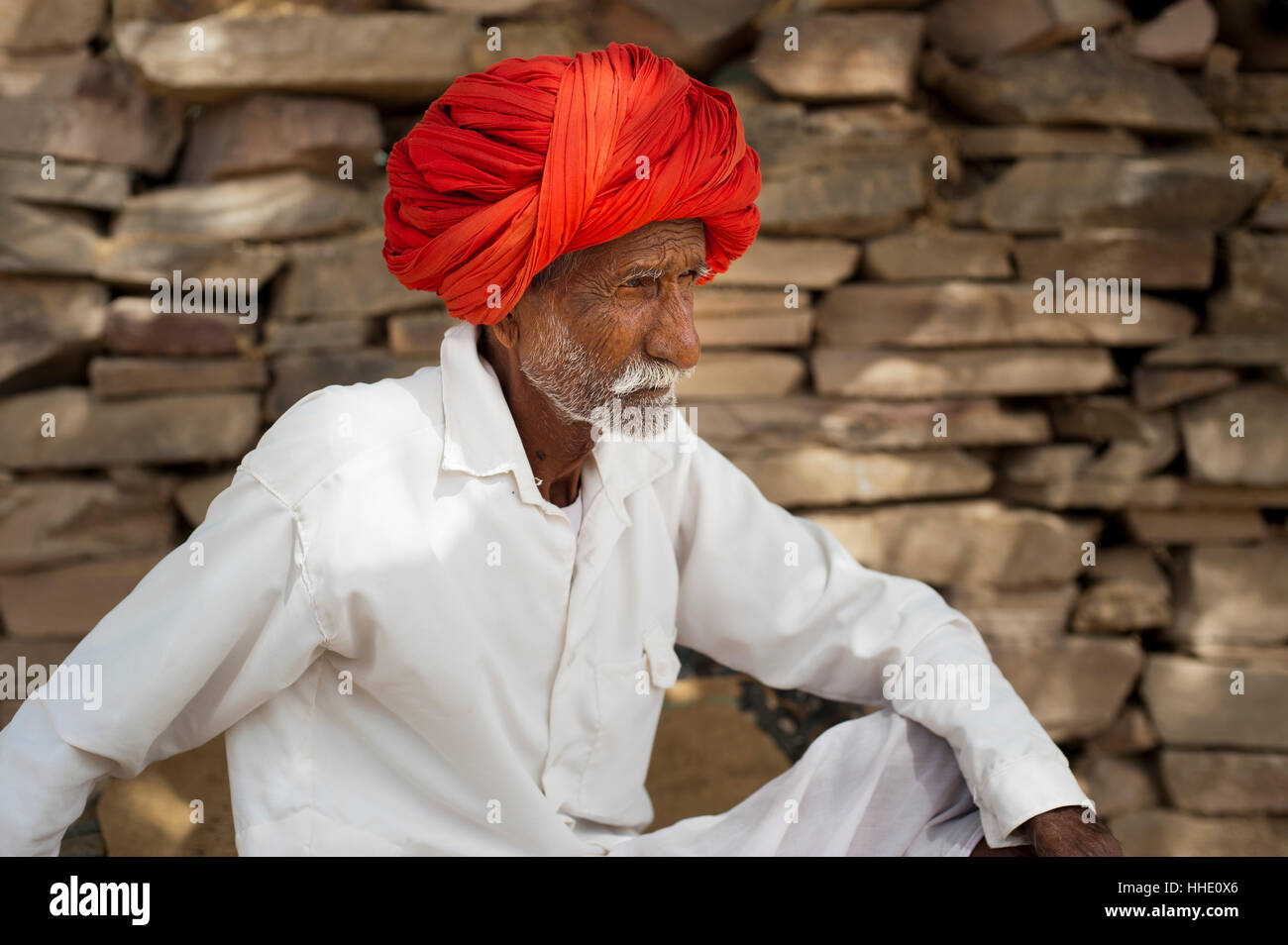 Un vecchio uomo da Bundi appoggia durante le ore calde del giorno, Rajasthan, India Foto Stock