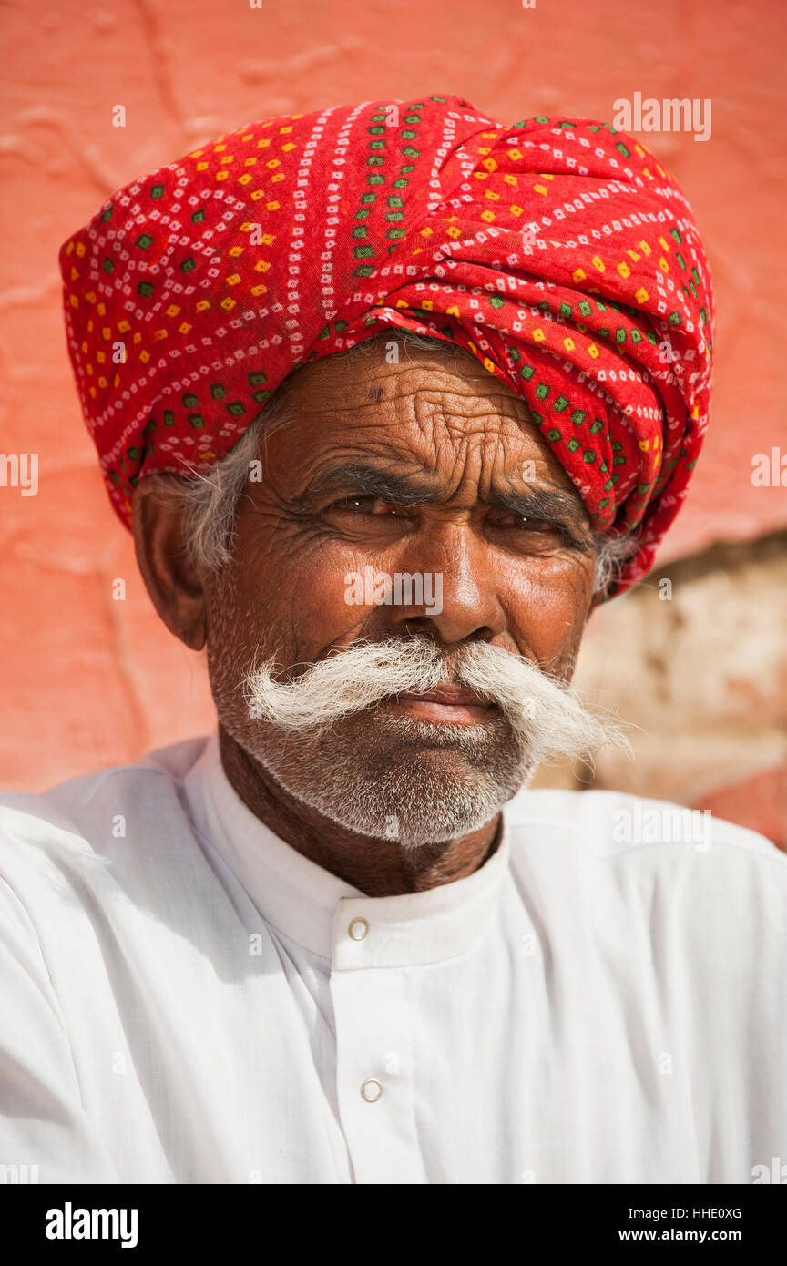 Un uomo di Rajasthani che indossa un turbante e un tipicamente grandi baffi, Rajasthan, India Foto Stock