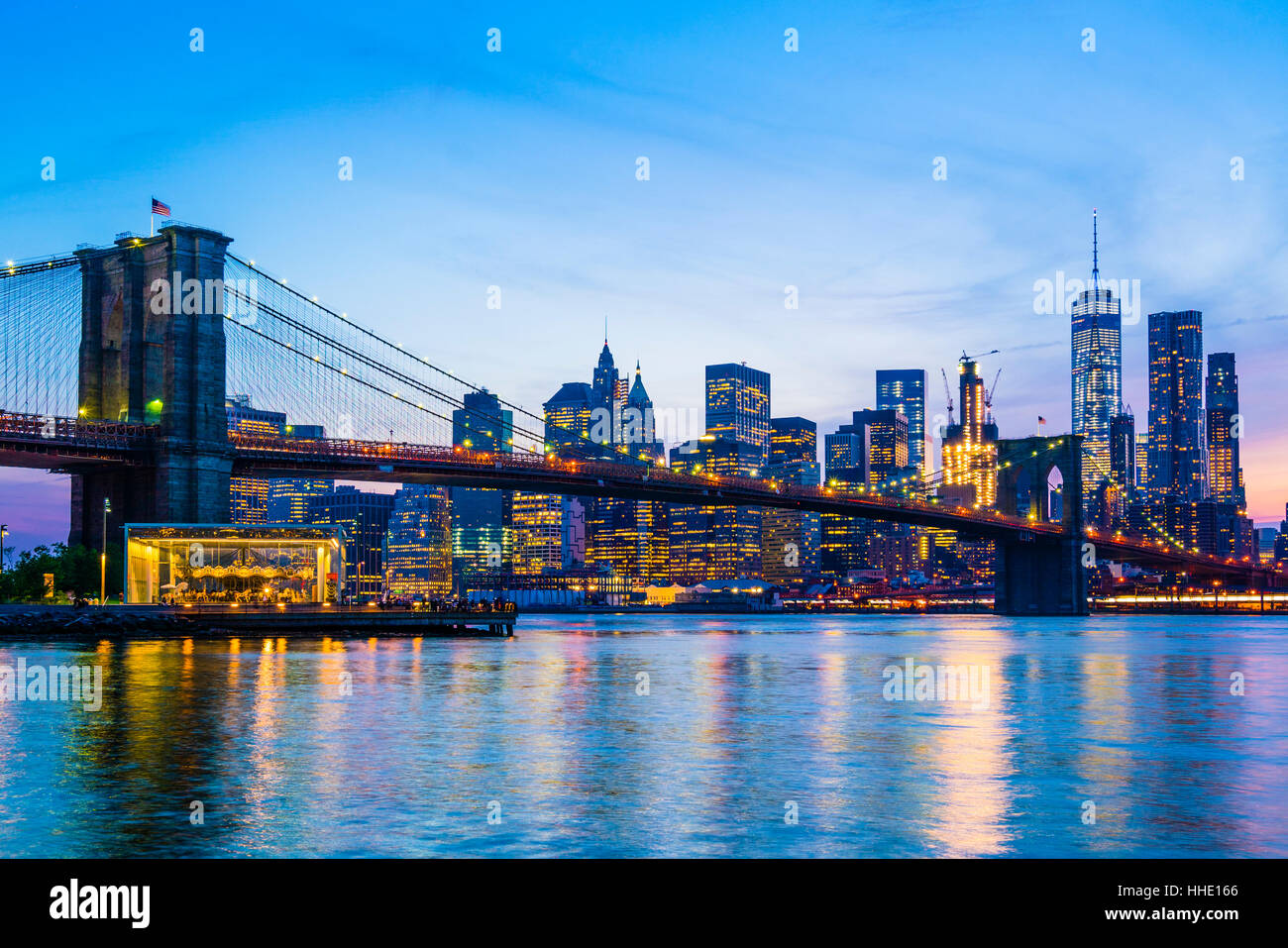 Ponte di Brooklyn e la skyline di Manhattan al tramonto, New York New York, Stati Uniti d'America Foto Stock