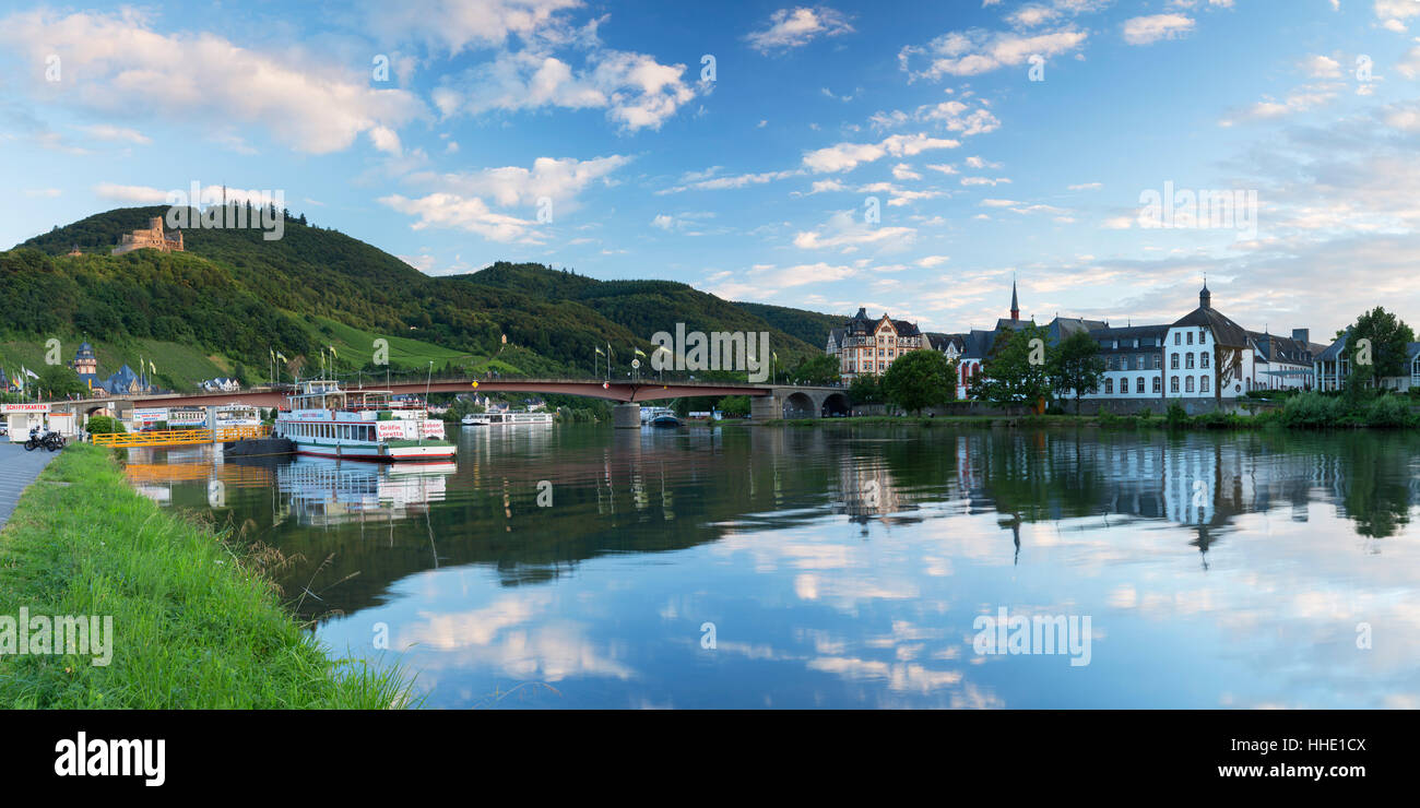 Vista del fiume Mosella e Bernkastel-Kues, Renania-Palatinato, Germania Foto Stock