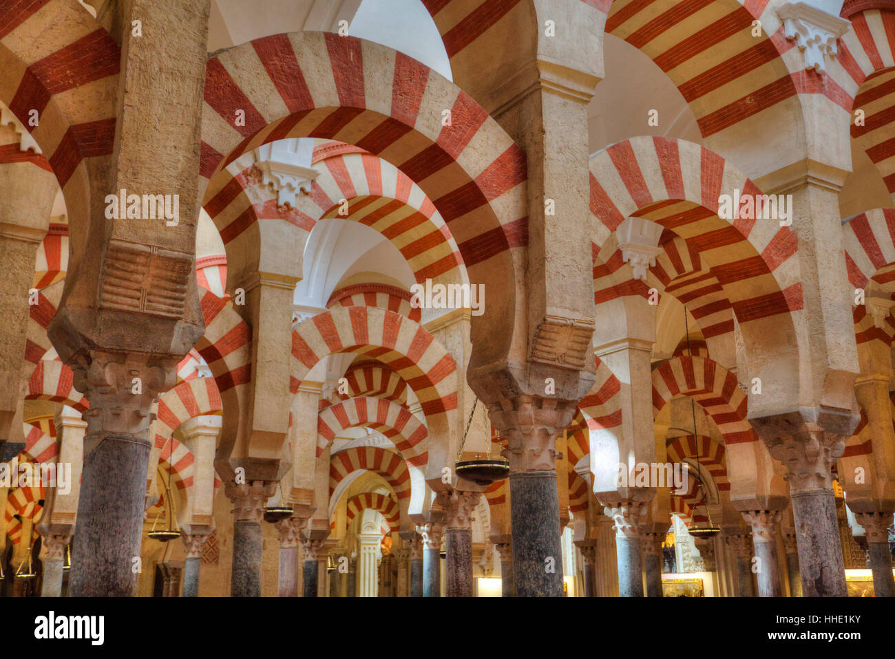 Gli archi e le colonne, la grande moschea (Mesquita) e Cattedrale di Cordoba, UNESCO, Cordoba, Andalusia, Spagna Foto Stock