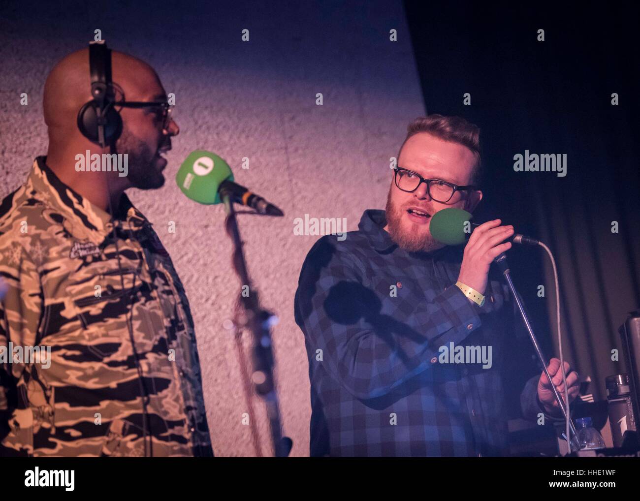 MistaJam e Huw Stevens live a Radio 1's Festival future registrazioni dal vivo a Maida Vale Studios di Londra. Foto Data: martedì 17 gennaio 2017. Foto di credito dovrebbe leggere: David Jensen/PA Archive Foto Stock