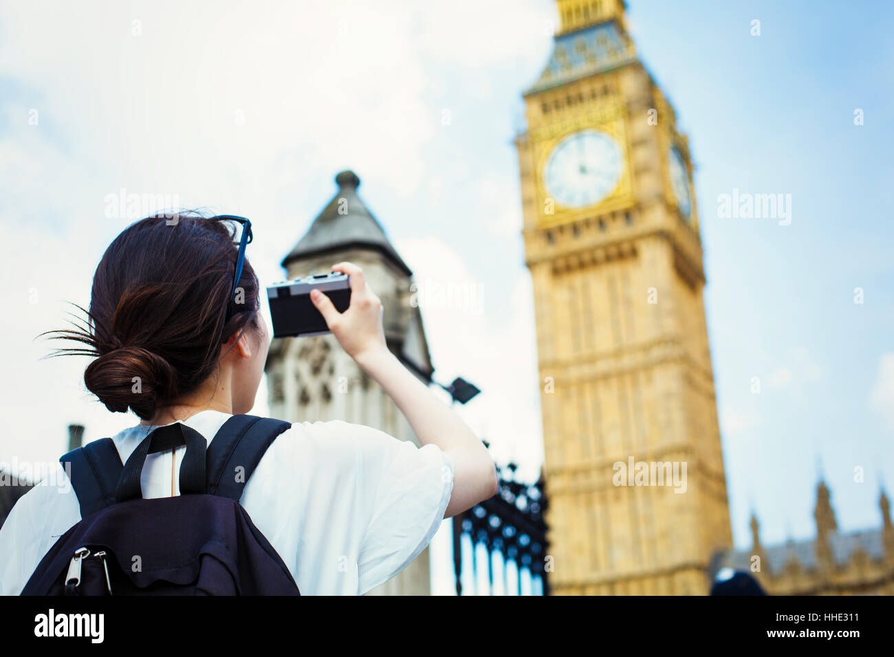Giovane donna giapponese godendo una giornata fuori a Londra, scattare una foto del Big Ben. Foto Stock
