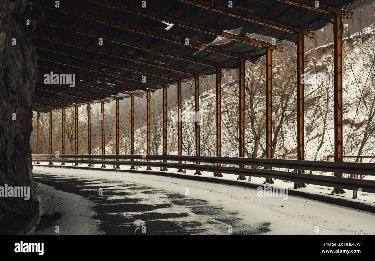 Coperchio di sicurezza sulla strada di montagna, stagione invernale. Foto Stock