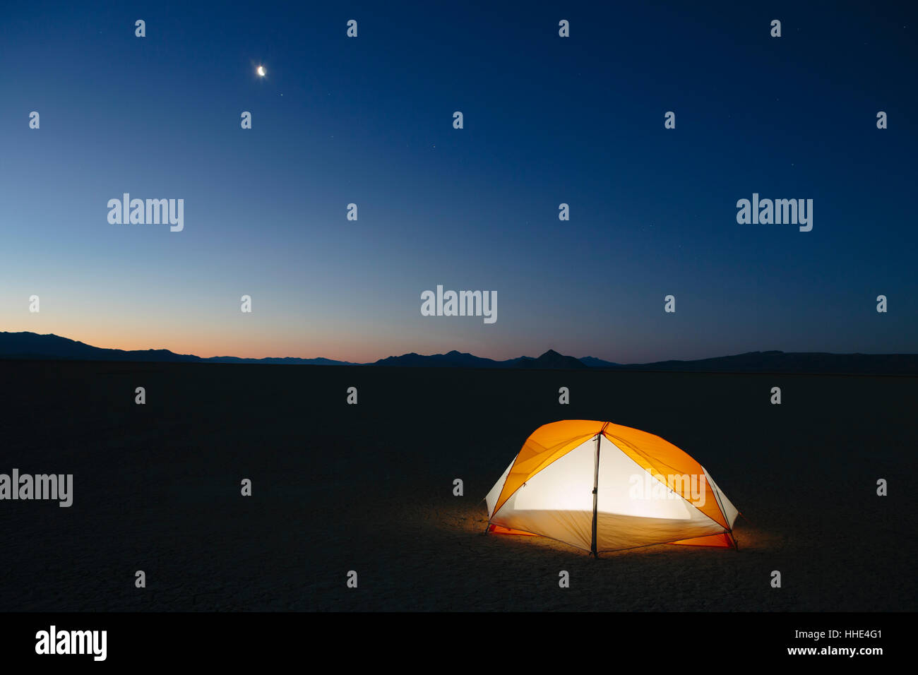 Illuminato tenda da campeggio nel vasto deserto al tramonto, Black Rock Desert, Nevada Foto Stock
