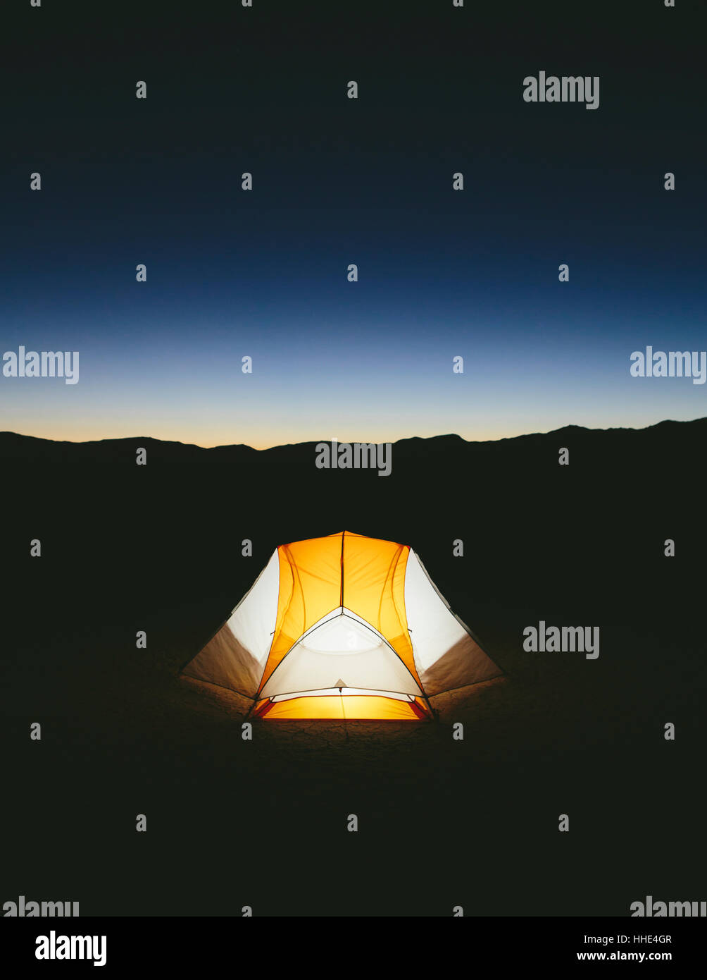Illuminato tenda da campeggio nel vasto deserto al tramonto, Black Rock Desert, Nevada Foto Stock
