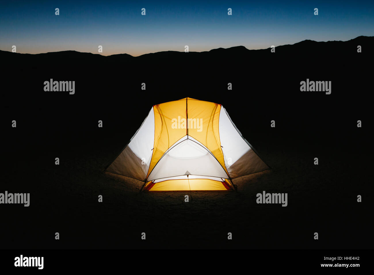 Illuminato tenda da campeggio nel vasto deserto al tramonto, Black Rock Desert, Nevada Foto Stock