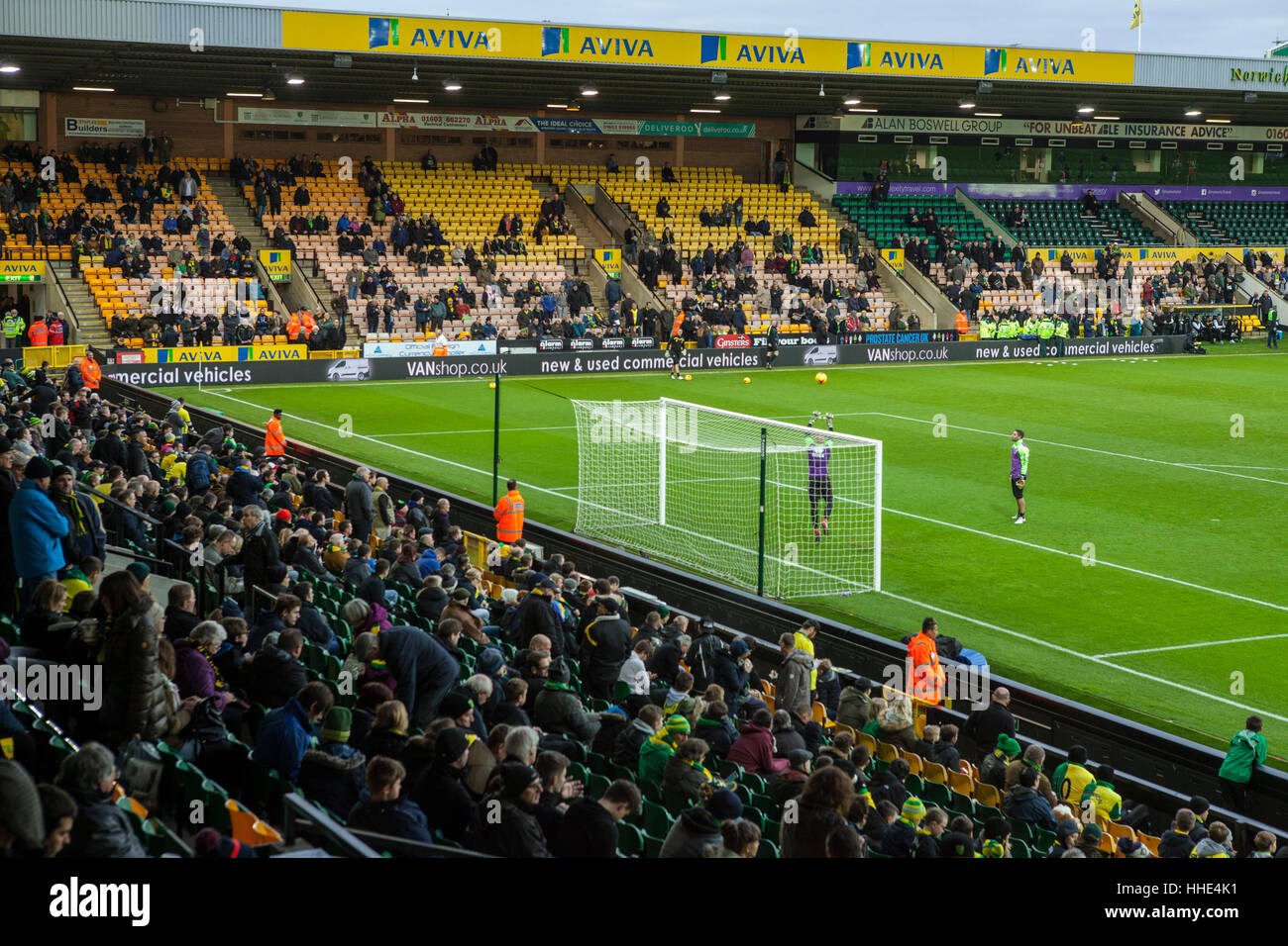 Norwich FC vs Brentford FC football match a Carrow Road Stadium. Ventilatori in arrivo e guardando i giocatori warm up. Foto Stock