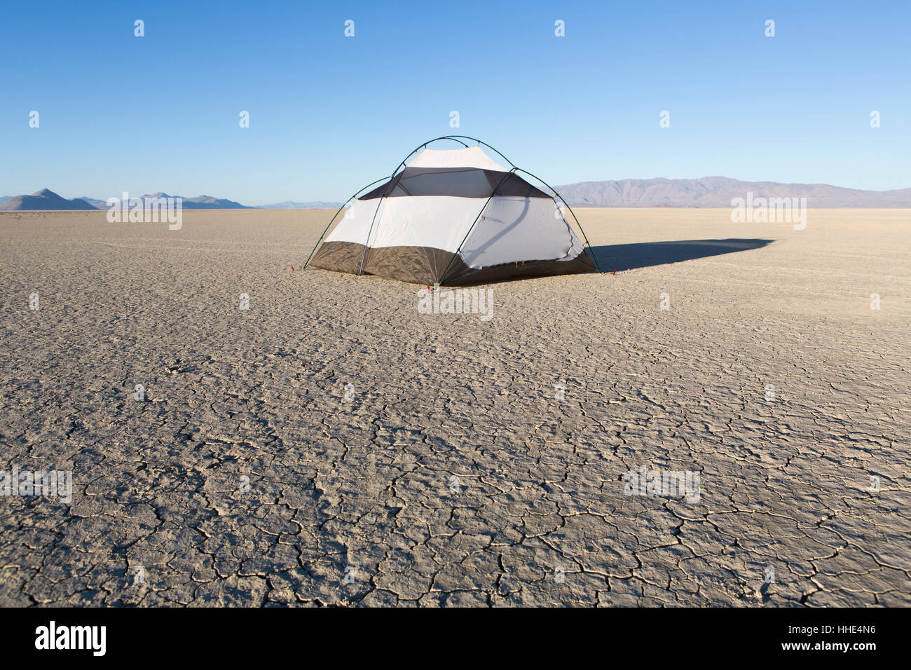 Tenda da campeggio su vasta playa, Black Rock Desert, Nevada Foto Stock