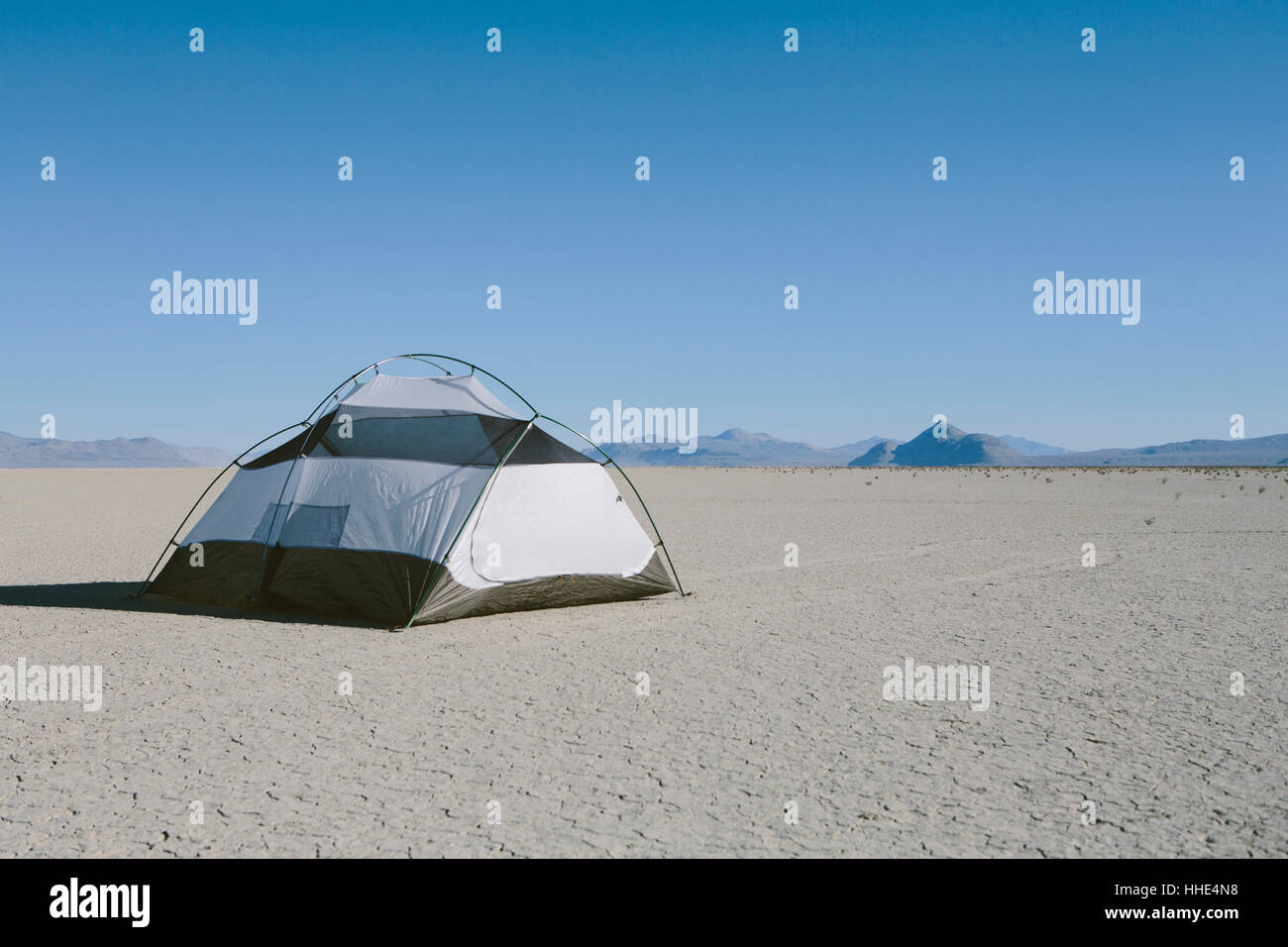 Tenda da campeggio su vasta playa, Black Rock Desert, Nevada Foto Stock